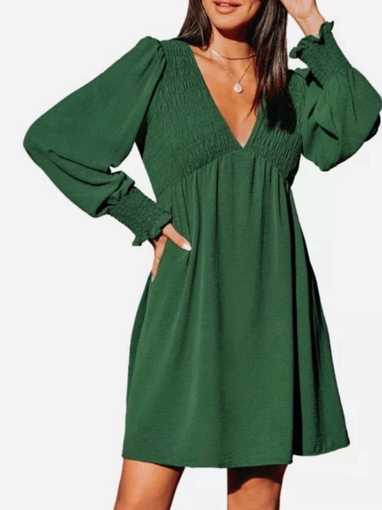 Cupshe Dresses & Skirts - Cupshe Emerald Green V-Neck Smocked Mini Dress
